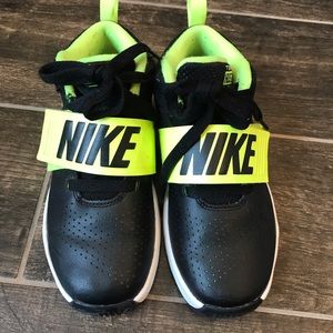 Boys Nike Team Hustle Basketball Shoes, Size 13